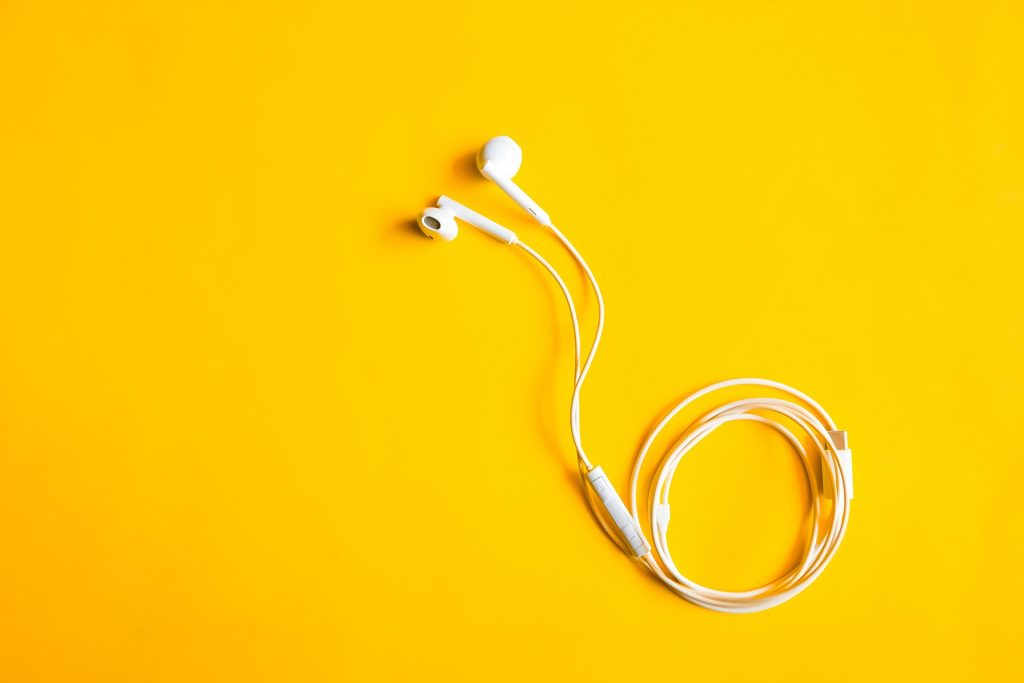 iqbalstock earbuds 7520738 1920