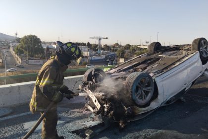 proteccion civil y bomberos de ecatepec atienden volcadura de vehiculo en la autopista siervo de la nacion