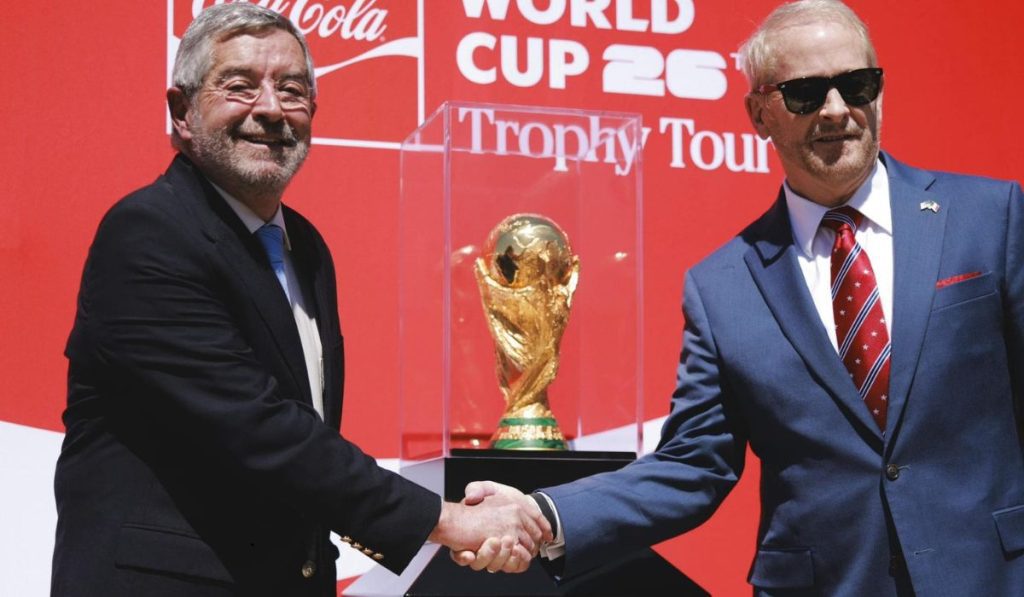 trofeo de la copa del mundo aterriza en mexico