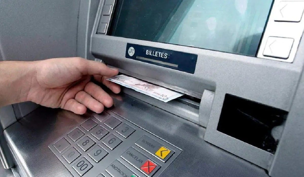 Esto pasa si no te da dinero el cajero automático | Especial