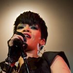 Mujer tirotea la casa de Rihanna en Los Ángeles