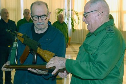 silvio rodriguez recibe fusil