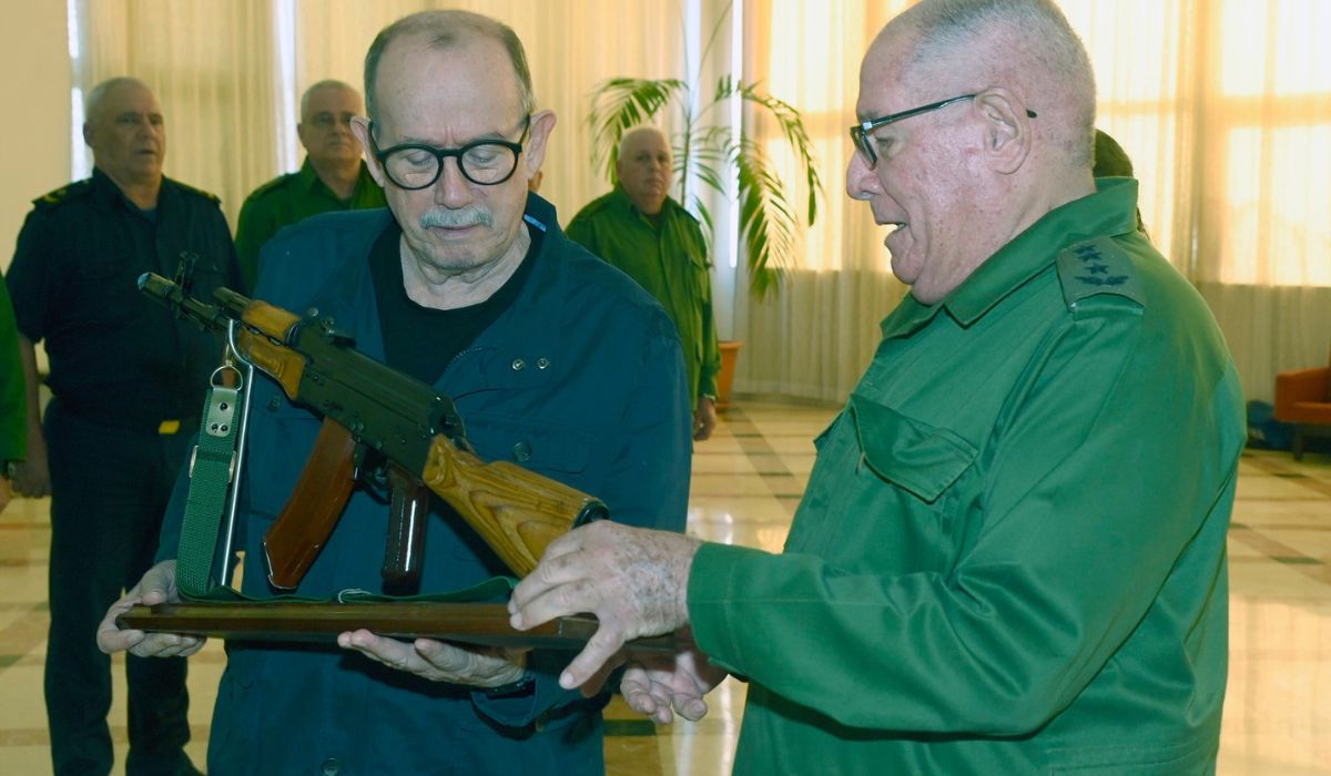 silvio rodriguez recibe fusil