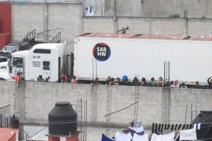 Fueron hallados 229 migrantes en la caja de untrailer que esta estacionado en un deposito de vehículos. Las persoans fueron asegurdasd por autoridades estatales y federales y enviadas a un centro migratorio para deifnir sus esatus en el país. No se reportaron lesionados. FOTO: TONATIUH NAVARRO/CUARTOSCURO.COM