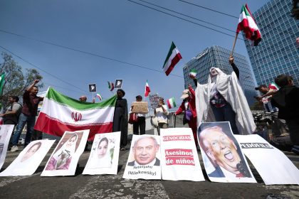 manifestantes en méxico prenden fuego al dios baal y exigen la paz en oriente medio