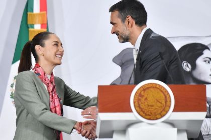CIUDAD DE MÉXICO, 10ABRIL2026.- Daniel Cocenzo, presidente de Grupo Modelo, y Claudia Sheinbaum, presidenta de México, durante su intervención en la conferencia matutina en la que se informaron los avances del Mundial Social en materia de construcción de canchas y torneos como el Mundialito Escolar y Copa CONADE. Además Grupo Modelo anunció que regalará 500 boletos para el Mundial 2026 a los ganadores de los distintos torneos del Mundial Social. FOTO: MARIO JASSO/CUARTOSCURO.COM