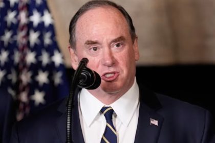 john phelan renuncia como secretario de marina de eu