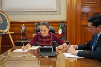 la presidenta de méxico, claudia sheinbaum y el secretario de relaciones exteriores, roberto velasco