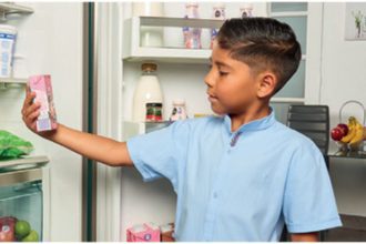 niño toma leche saborisada