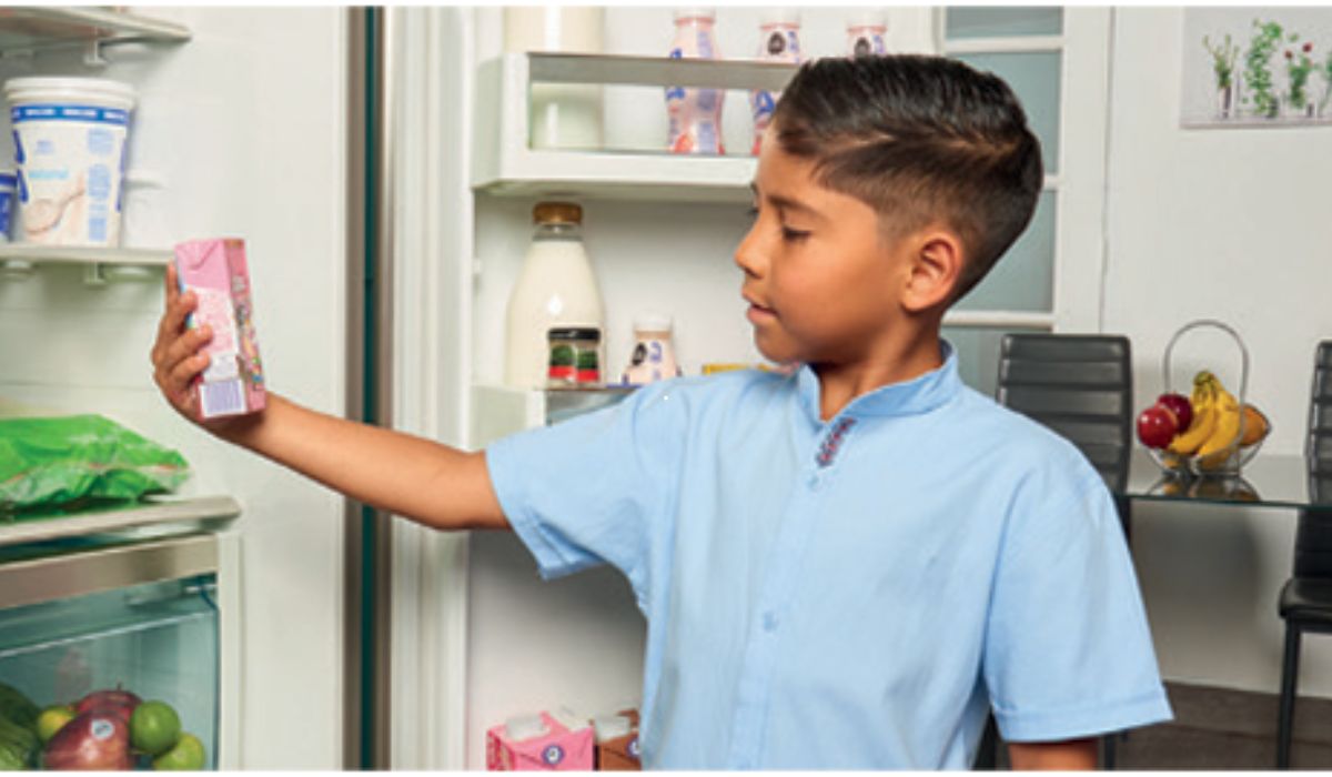 niño toma leche saborisada