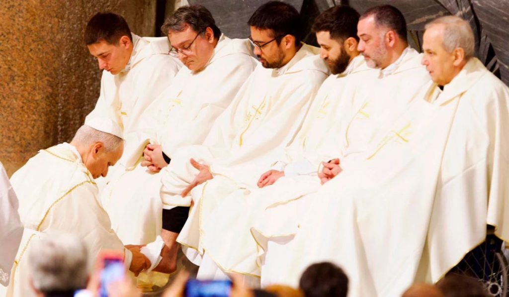 papa león xiv lava los pies a 12 sacerdotes