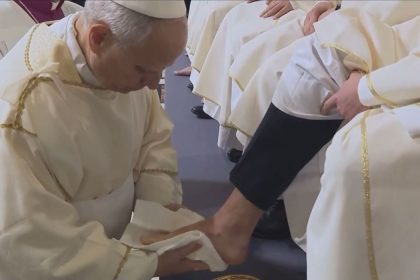 papa león xiv lava los pies a 12 sacerdotes durante la misa de jueves santo
