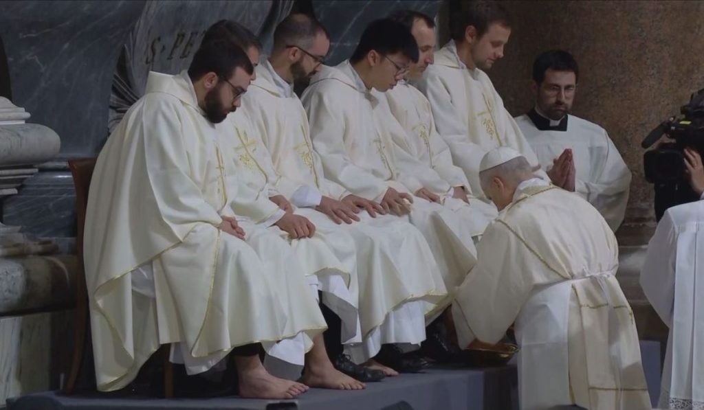 papa león xiv lava los pies a 12 sacerdotes en semana santa