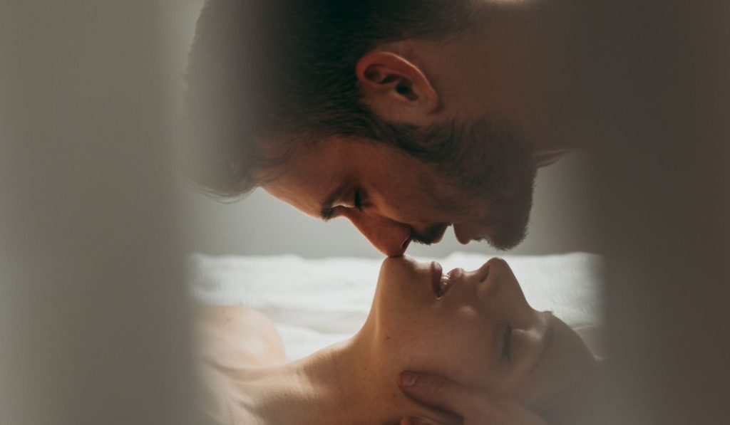 pareja se besan