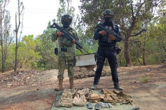 Localiza Policía Estatal campamento clandestino y asegura municiones, droga y equipo táctico en Tecoanapa