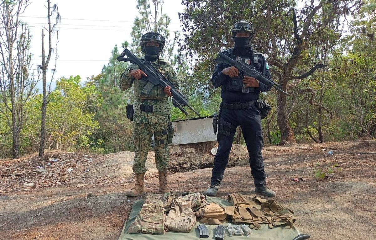 Localiza Policía Estatal campamento clandestino y asegura municiones, droga y equipo táctico en Tecoanapa