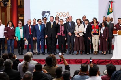 CIUDAD DE MÉXICO, 15ABRIL2026.- Claudia Sheinbaum Pardo, presidenta de México, encabezó la conferencia Mañanera del Pueblo, desde Palacio Nacional, en la que se presentó al grupo de científicos e investigadores de diversas instituciones educativas (destacan UNAM, UAM e IPN) que revisará la viabilidad para la extracción de hidrocarburos mediante el proceso de “fracking”. FOTO: GALO CAÑAS/CUARTOSCURO.COM