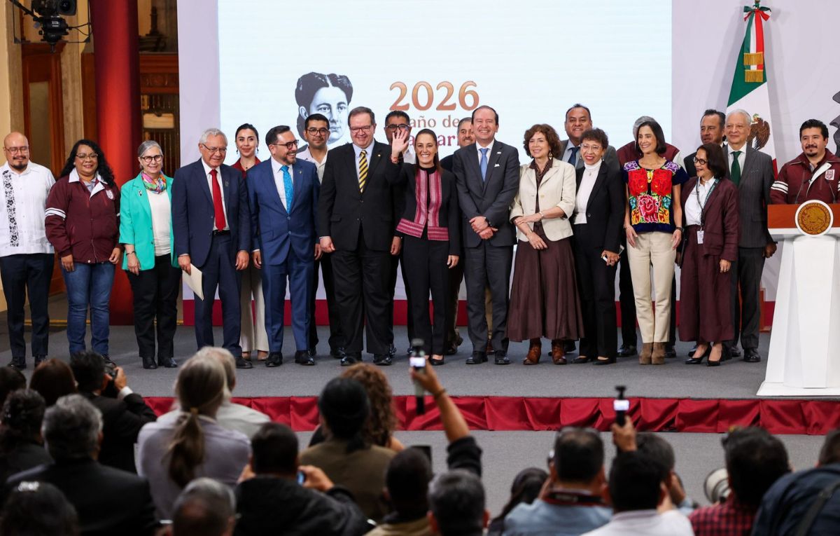CIUDAD DE MÉXICO, 15ABRIL2026.- Claudia Sheinbaum Pardo, presidenta de México, encabezó la conferencia Mañanera del Pueblo, desde Palacio Nacional, en la que se presentó al grupo de científicos e investigadores de diversas instituciones educativas (destacan UNAM, UAM e IPN) que revisará la viabilidad para la extracción de hidrocarburos mediante el proceso de “fracking”. FOTO: GALO CAÑAS/CUARTOSCURO.COM