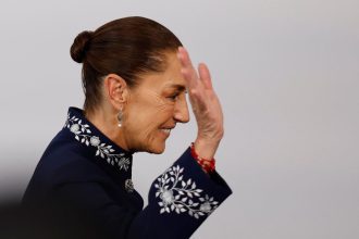 La presidenta de México, Claudia Sheinbaum saluda a los medios a su llegada este sábado a la Cumbre 'En defensa de la democracia', para unir fuerzas e intentar parar la ola global de extremismo y populismo. EFE/ Alberto Estévez