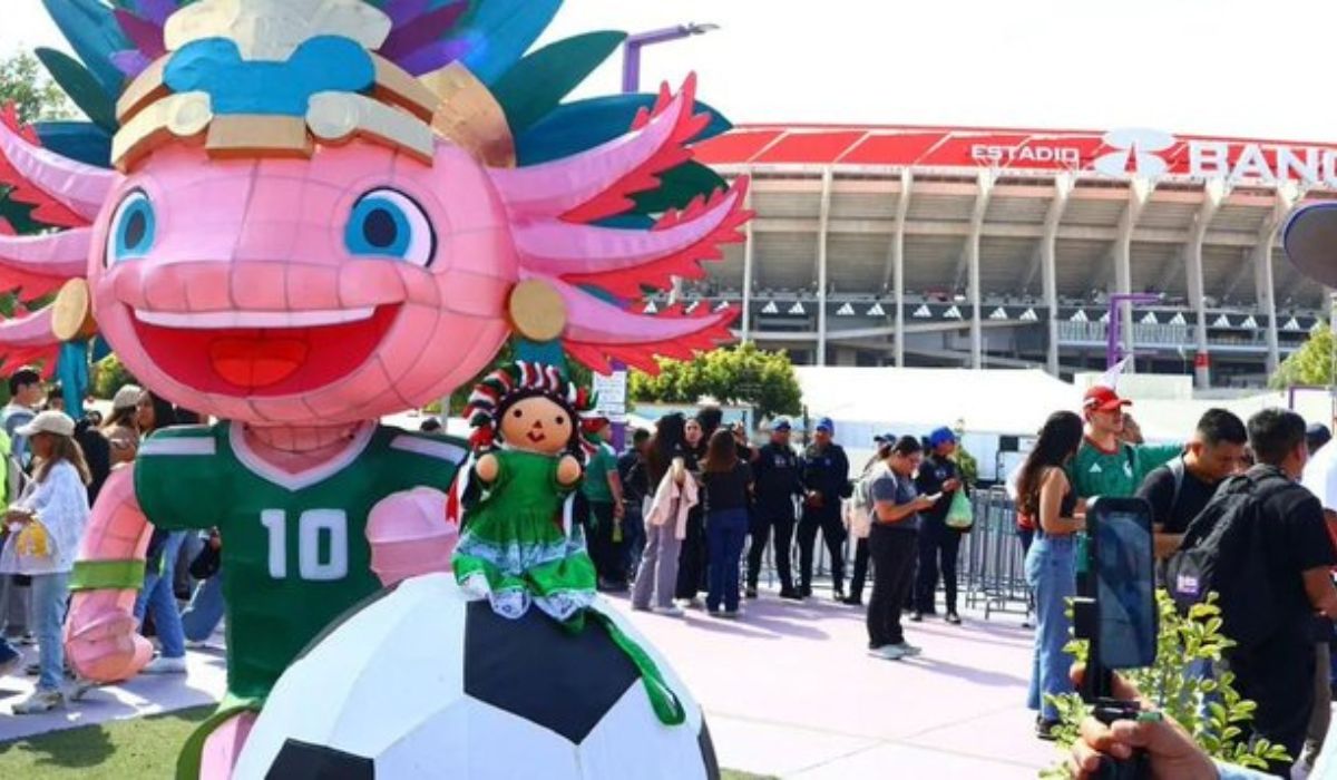escultura de ajolote ene stadio banorte