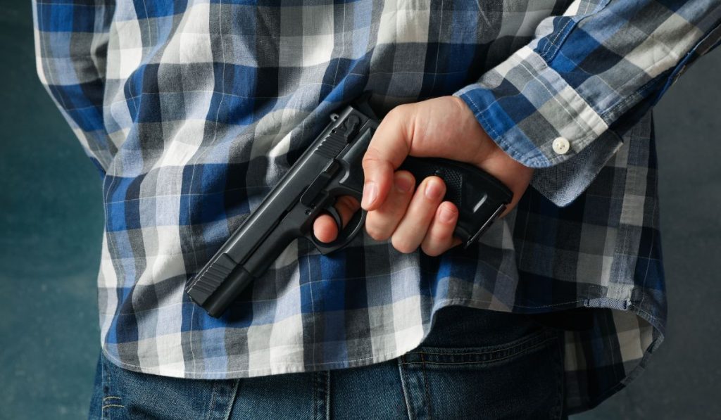 hombre con arma blanca