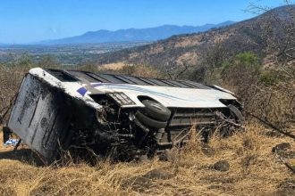 la fiscalía de nayarit confirma once fallecidos y, al menos 16 lesionados por la volcadura de un autobús de pasajeros en amatlán de cañas
