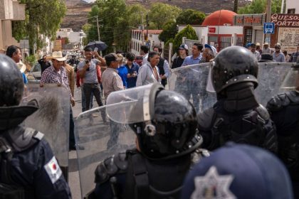 Productores de frijol y ciudadanos solidarios con su manifestación, fueron golpeados y replegados de una de las entradas a las instalaciones del Multiforo, lugar en dónde se realizará un concierto en el marco del Día de las madres. Los agricultores mantenían bloqueado uno de los accesos, luego de varios días de protestas en el Congreso local y Palacio de Gobierno; en exigencia al cumplimiento de los compromisos que Gobierno Estatal y Federal había firmado para recibirles mil quinientas toneladas en el Programa de Acopio de Frijol. Hasta el momento fueron detenidas 8 personas, entre campesinos, estudiantes y mujeres solidarias que acompañaban a los manifestantes. FOTO: ADOLFO VLADIMIR /CUARTOSCURO.COM