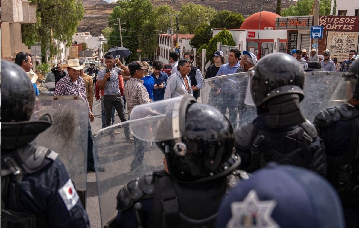 Productores de frijol y ciudadanos solidarios con su manifestación, fueron golpeados y replegados de una de las entradas a las instalaciones del Multiforo, lugar en dónde se realizará un concierto en el marco del Día de las madres. Los agricultores mantenían bloqueado uno de los accesos, luego de varios días de protestas en el Congreso local y Palacio de Gobierno; en exigencia al cumplimiento de los compromisos que Gobierno Estatal y Federal había firmado para recibirles mil quinientas toneladas en el Programa de Acopio de Frijol. Hasta el momento fueron detenidas 8 personas, entre campesinos, estudiantes y mujeres solidarias que acompañaban a los manifestantes. FOTO: ADOLFO VLADIMIR /CUARTOSCURO.COM