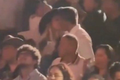 Funcionarios en Puebla en pleno beso | X