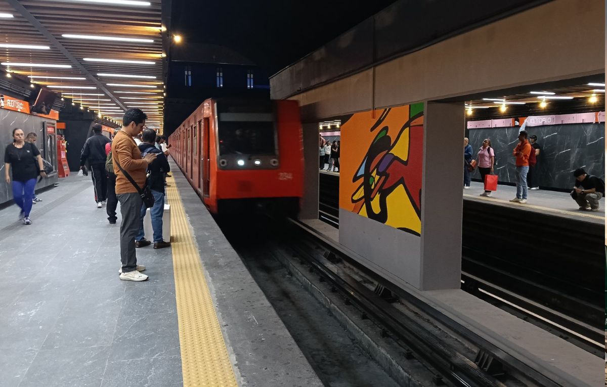 Este lunes las autoridades del STC Metro, volvieron a abrir la estación Auditorio de la Línea 7 luego de someterla a trabajos de remodelación, aún con un acceso restringido y murales por detallar, los usuarios de este transporte público volvieron a utilizar los andenes de esta estación que se encontraba cerrada desde hace varios meses. FOTO: DANIEL AUGUSTO/ CUARTOSCURO.COM