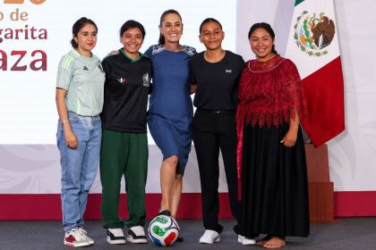 CIUDAD DE MÉXICO, 29MAYO2026.- Las ganadoras: Brianna Ameli Medina, Karla Itzel Peña, la presidenta Claudia Sheinbaum Pardo y las otras ganadoras Yolett Cervantes y Maira Yaretzi Díaz García durante la conferencia Mañanera del Pueblo en la que se entregaron los boletos del concurso de dominadas a nivel nacional para poder asistir a un partido del Mundial 2026. FOTO: GALO CAÑAS/CUARTOSCURO.COM