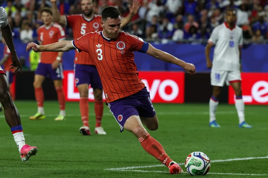  jugador Andy Robertson de Escocia en acción durante el encuentro con Haití en el Mundial 2026, en el estadio Foxborough (EE.UU.). EFE