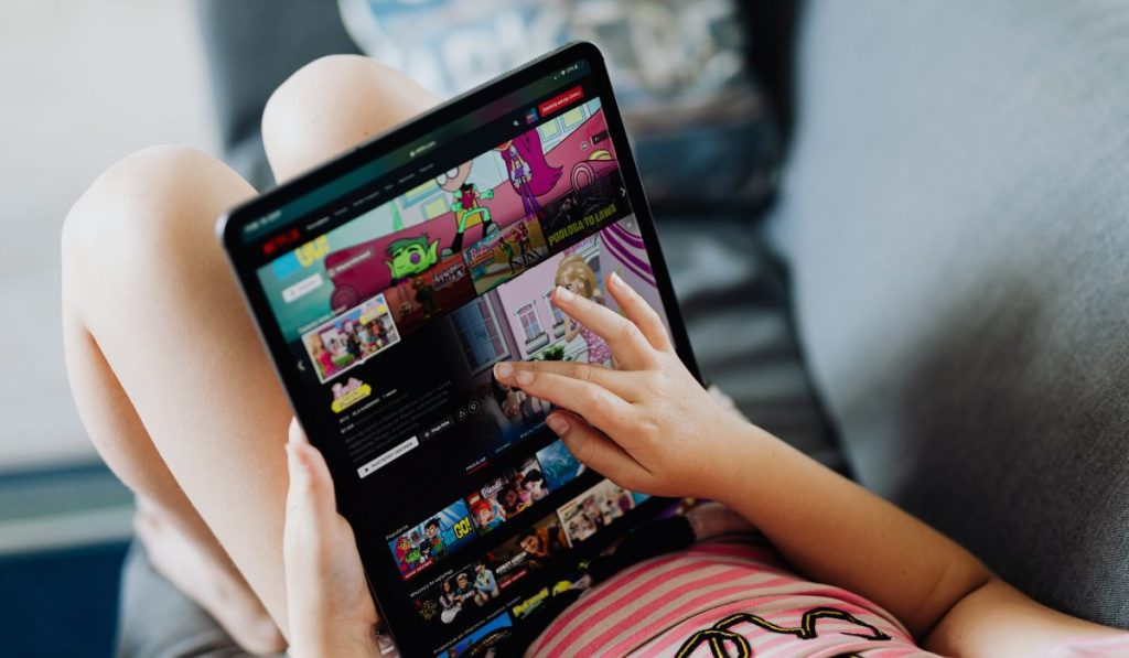 niño en sus tablet