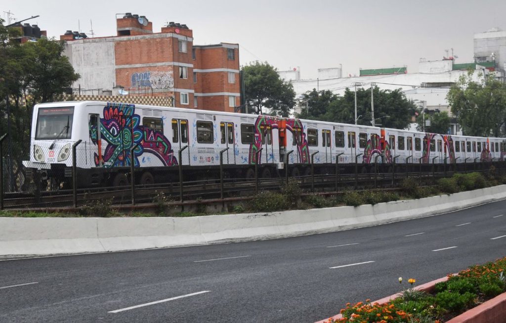 Un convoy del metro circula sobre avenida calzada de Tlalpan con el nuevo rótulo de la serpiente emplumada Quetzalcóatl. FOTO: MARIO JASSO/CUARTOSCURO.COM