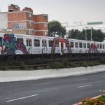 Un convoy del metro circula sobre avenida calzada de Tlalpan con el nuevo rótulo de la serpiente emplumada Quetzalcóatl. FOTO: MARIO JASSO/CUARTOSCURO.COM