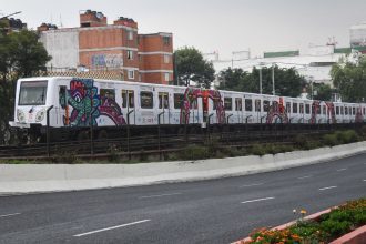 Un convoy del metro circula sobre avenida calzada de Tlalpan con el nuevo rótulo de la serpiente emplumada Quetzalcóatl. FOTO: MARIO JASSO/CUARTOSCURO.COM