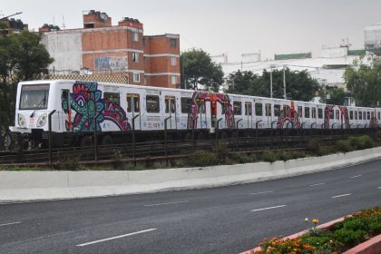 Un convoy del metro circula sobre avenida calzada de Tlalpan con el nuevo rótulo de la serpiente emplumada Quetzalcóatl. FOTO: MARIO JASSO/CUARTOSCURO.COM
