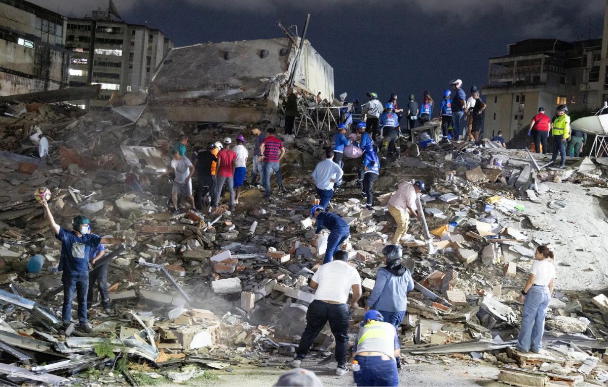 Integrantes de cuerpos de emergencia buscan víctimas tras los fuertes terremotos que sacudieron el Caribe venezolano en Caracas (Venezuela). EFE