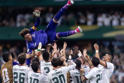 El portero mexicano Guillermo Ochoa en su sexto mundial entra a la cancha del Estadio Ciudad de México - FOTO: EDGAR NEGRETE LIRA/CUARTOSCURO.COM