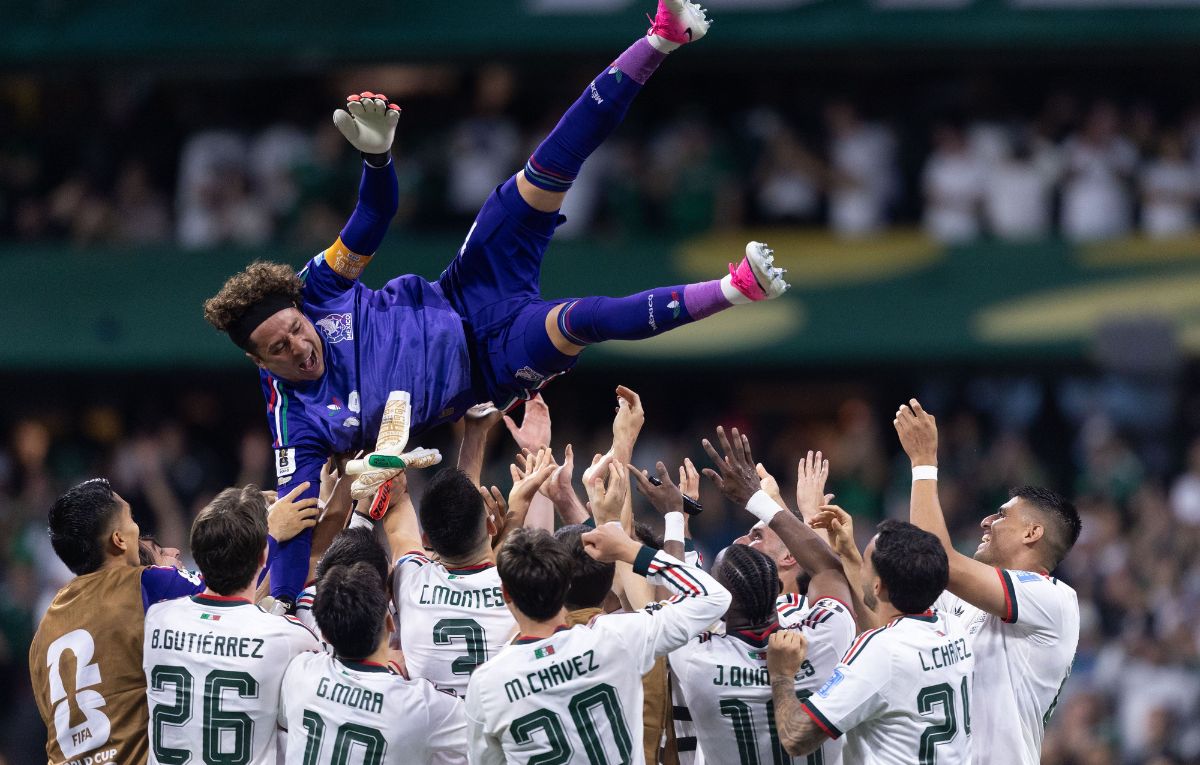 El portero mexicano Guillermo Ochoa en su sexto mundial entra a la cancha del Estadio Ciudad de México - FOTO: EDGAR NEGRETE LIRA/CUARTOSCURO.COM