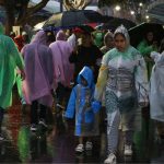 CIUDAD DE MÉXICO, 28JUNIO2026.- Continúan las fuertes lluvias en la capital del país. En el Centro Histórico, personas que transitan por la zona o salen del FIFA Fan Fest buscan resguardarse de la lluvia y se cubren con lo que encuentran para protegerse de las precipitaciones. FOTO: CAMILA AYALA BENABIB / CUARTOSCURO.COM