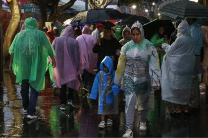 CIUDAD DE MÉXICO, 28JUNIO2026.- Continúan las fuertes lluvias en la capital del país. En el Centro Histórico, personas que transitan por la zona o salen del FIFA Fan Fest buscan resguardarse de la lluvia y se cubren con lo que encuentran para protegerse de las precipitaciones. FOTO: CAMILA AYALA BENABIB / CUARTOSCURO.COM