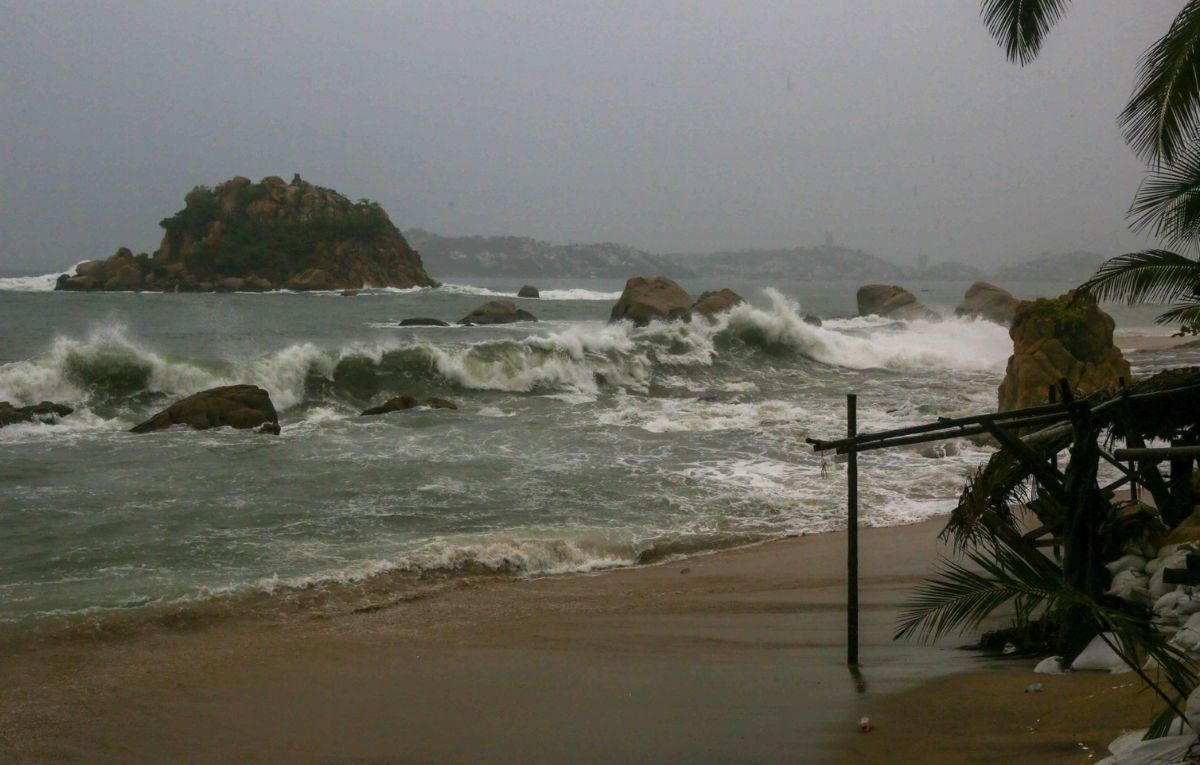 ACAPULCO, GUERRERO, 08JUNIO2026.-. Fuertes marejadas están afectando las playas de Acapulco, mientras que la lluvia continúa como efectos previo a la llegada de la Tormenta Tropical Boris. FOTO: CARLOS ALBERTO CARBAJAL/CUARTOSCURO.COM