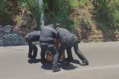 policías quitan piedra de carretera