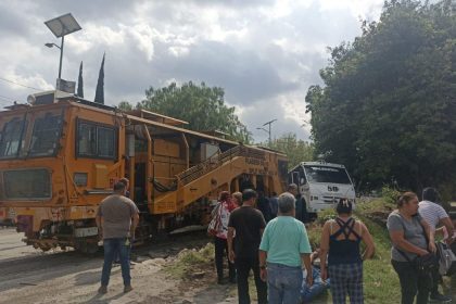 tren impactó a una unidad del transporte público en puebla