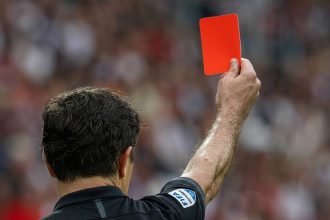 arbitro tarjeta roja fifa