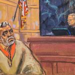 Fotografía de archivo de un dibujo realizado por Jane Rosenberg del juez Brian Cogan frente al narcotraficante mexicano Ismael 'el Mayo' Zambada durante el juicio.