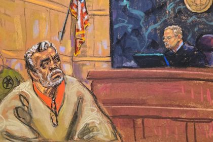 Fotografía de archivo de un dibujo realizado por Jane Rosenberg del juez Brian Cogan frente al narcotraficante mexicano Ismael 'el Mayo' Zambada durante el juicio.