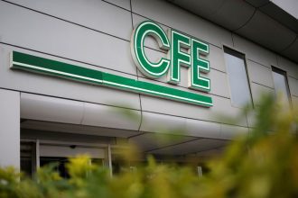 el logotipo de la comisión federal de electricidad en su edificio de oficinas en monterrey