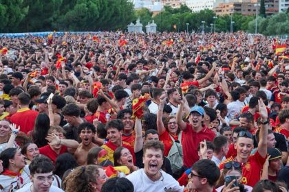 Españoles festejando la victoria de España en el Mundial 2026
